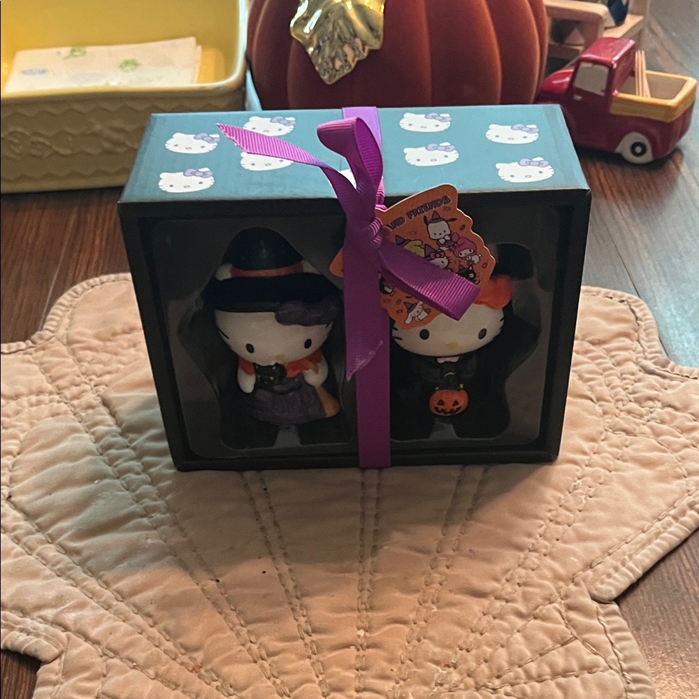Hello Kitty salt and pepper shaker set brand new in box